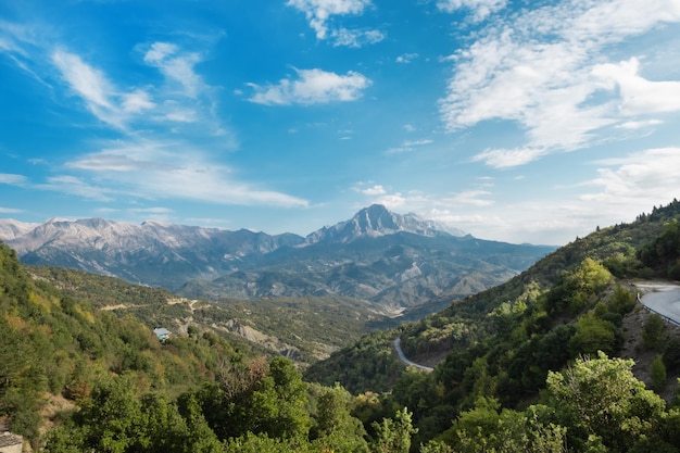 Bela vista panorâmica panorâmica de tirar o fôlego na paisagem de montanhas verdes em clima ensolarado de verãoBeleza do conceito de naturezaCopiar espaço