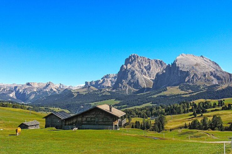 Bela vista panorâmica sobre o Seiser Alm nos Alpes italianos