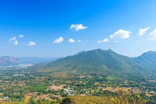 Bela vista panorâmica verde floresta cordilheira phu thok park na província de loei, tailândia, textura de céu azul com nuvens brancas