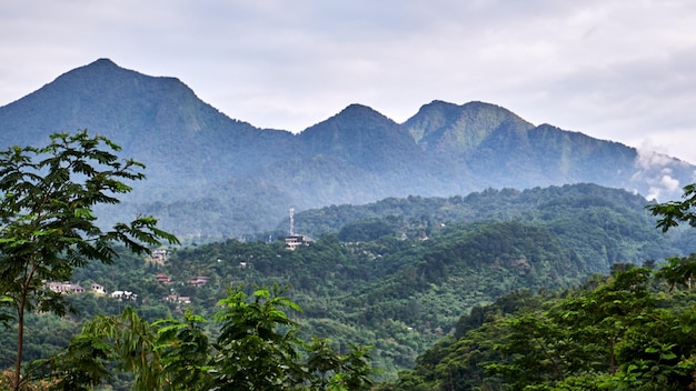 Bela vista para a montanha em uma tarde ensolarada