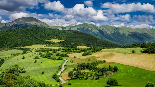 Bela vista para a montanha na Úmbria na Itália Europa