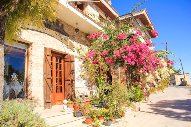 Bela vista para a rua no centro histórico de Nicósia, Chipre
