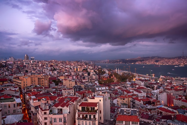 Bela vista para Istambul, Turquia, com o céu escuro dramático e tempestuoso e nuvens, viagens ao ar livre, fundo turco