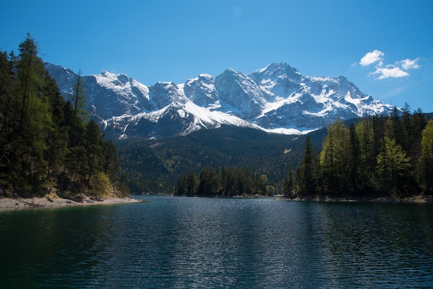 Bela vista para o lago para eibsee e zugspitze