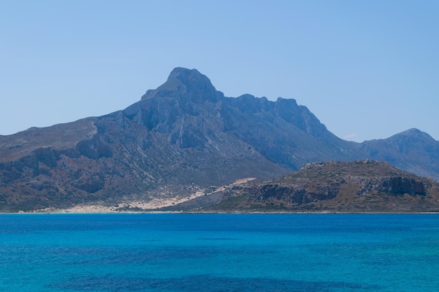 Bela vista para o mar com montanha