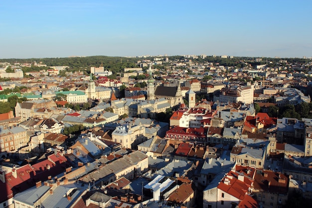 Bela vista para os telhados na cidade de Lvov