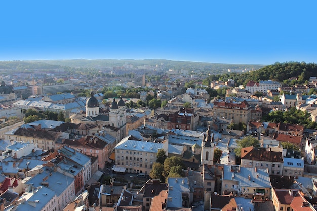 Bela vista para os telhados na cidade de Lvov