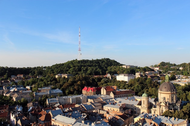 Bela vista para os telhados na cidade de Lvov