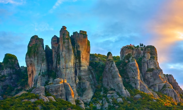 Bela vista pitoresca das rochas e do mosteiro de Santo Estêvão no topo ao nascer do sol, Meteora, Grécia