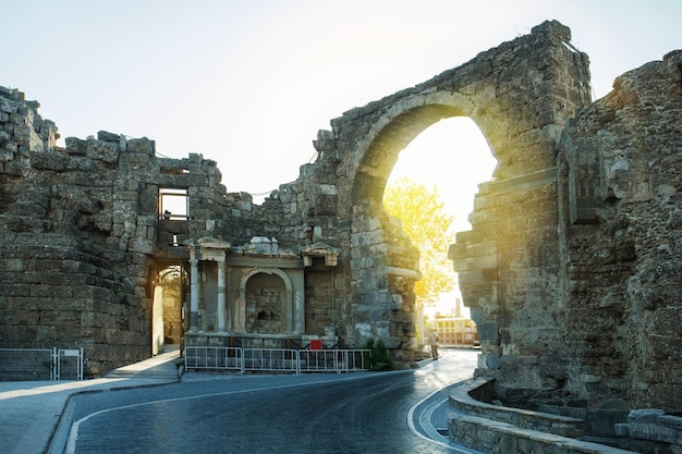 Bela vista sobre as ruínas da antiga cidade de Side na Turquia
