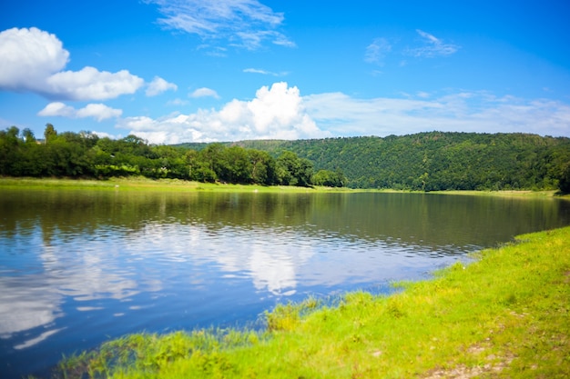 Foto bela vista sobre o rio dniester em um dia ensolarado de verão. recreação ao ar livre. aventuras de pesca, pesca da carpa. natação, férias de verão, atividades ao ar livre, local para piquenique.