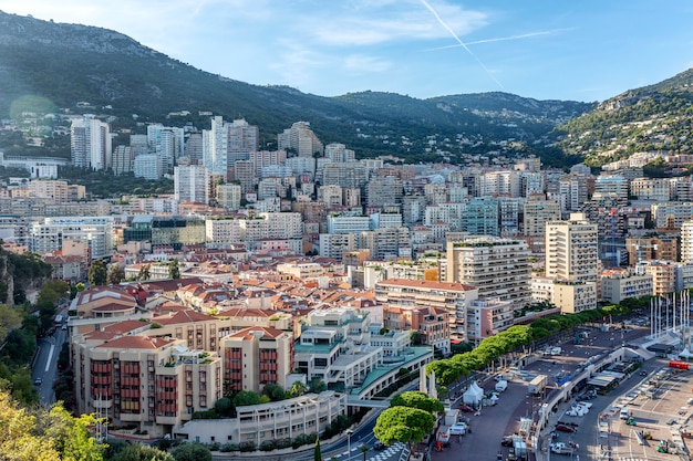 Bela vista superior da arquitetura rica cidade e encostas sinuosas.