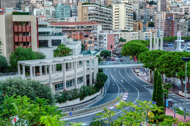 Bela vista superior da arquitetura rica cidade e encostas sinuosas.