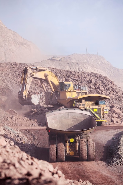 Beladung von Kupfererze auf einen sehr großen Dump-Body-Truck