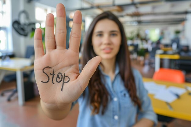 Belästigung bei der Arbeit Frau traurig wütend verängstigt erschrocken ängstlich Mann aufhören kein Druck unglücklicher männlicher Missbrauch