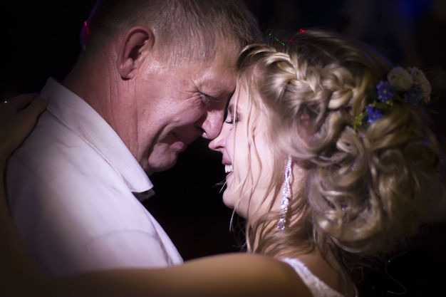 Belarus Gomel 29. Juli 2017 Der Hochzeitstag Tanz der Braut mit ihrem Vater Braut und Vater