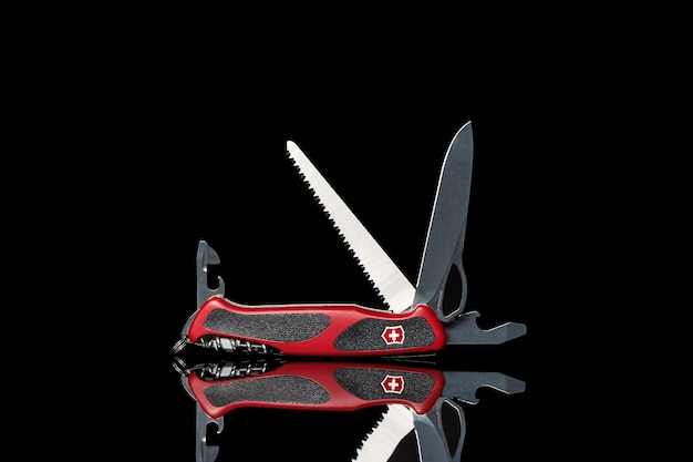 BELARUS, MINSK - 20. MAI 2020: Multitool-Messer Victorinox RangerGrip 79 auf schwarzem Hintergrund