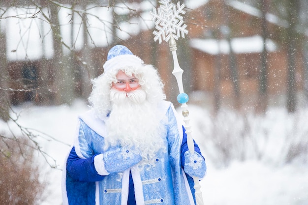 Belaruscity de Gomel 24 de dezembro de 2012 Parque Russo Papai Noel na floresta de inverno