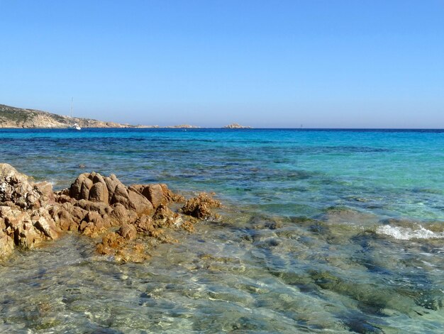 Belas águas cristalinas e praias na ilha da Sardenha