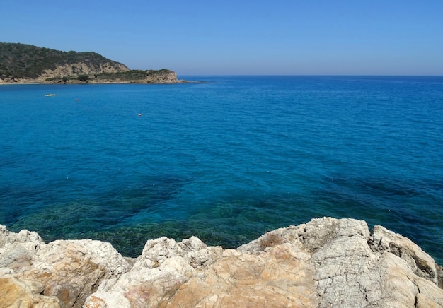 Belas águas cristalinas e praias na ilha da Sardenha