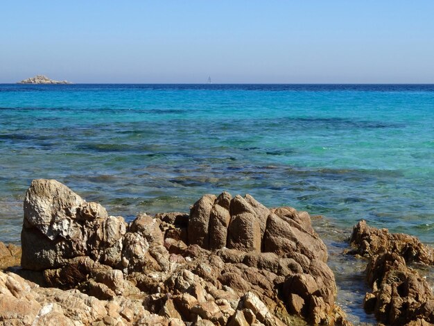 Belas águas cristalinas e praias na ilha da Sardenha