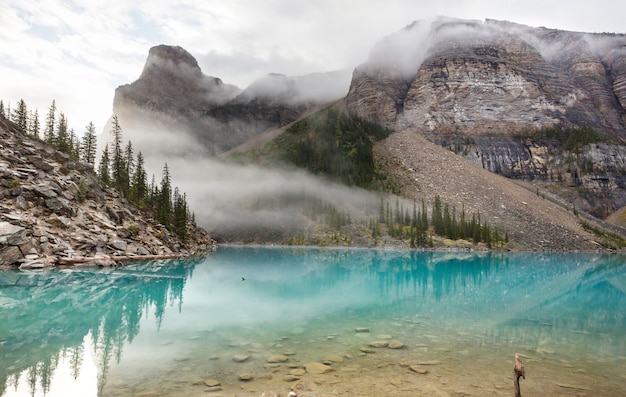 Belas águas turquesa do lago Moraine com picos cobertos de neve no Parque Nacional de Banff do Canadá