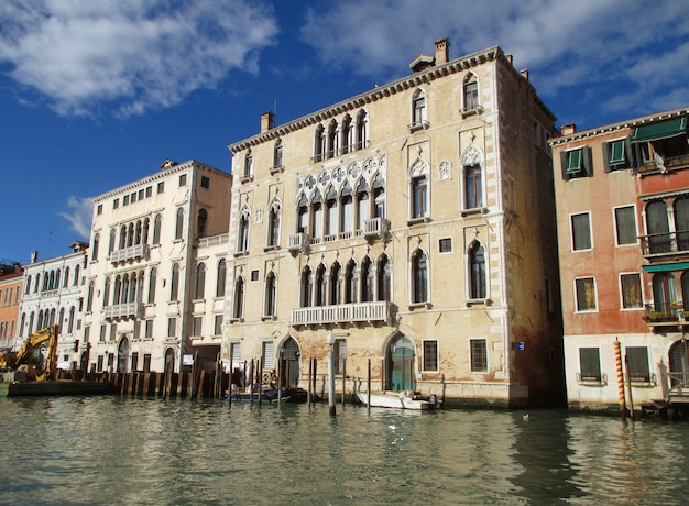 Belas arquiteturas vintage ao longo do Grande Canal