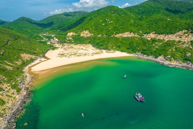 Belas baías na manhã ensolarada perto do farol Dai Lanh, Phu Yen, Vietnã