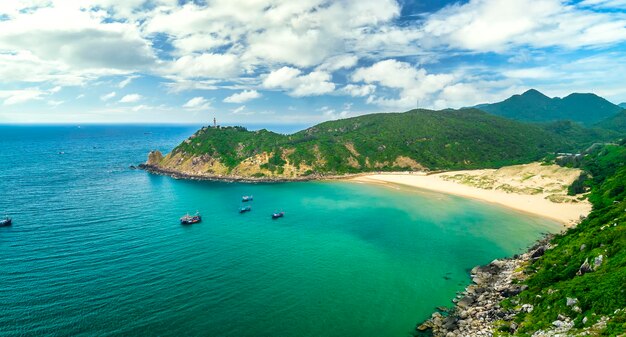 Belas baías na manhã ensolarada perto do farol Dai Lanh, Phu Yen, Vietnã