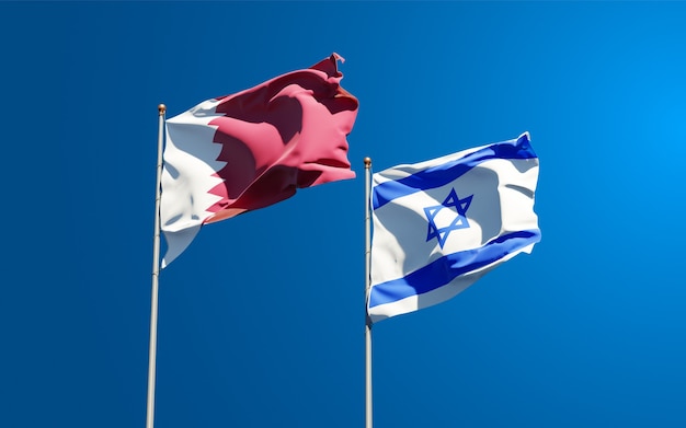 Belas bandeiras do estado nacional de Israel e Qatar juntos ao fundo do céu.