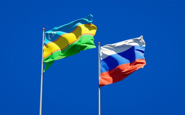 Belas bandeiras do estado nacional de Karakalpakstan e a Rússia juntos no céu azul. Arte 3D