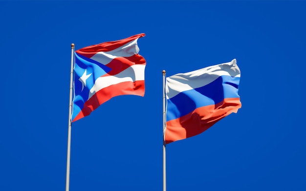 Belas bandeiras do estado nacional de Porto Rico e Rússia juntos no céu azul. Arte 3D