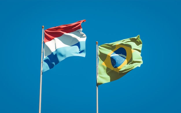 Belas bandeiras dos estados da Holanda e do Brasil juntas no céu azul