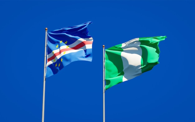 Belas bandeiras dos estados da Nigéria e Cabo Verde juntas no céu azul