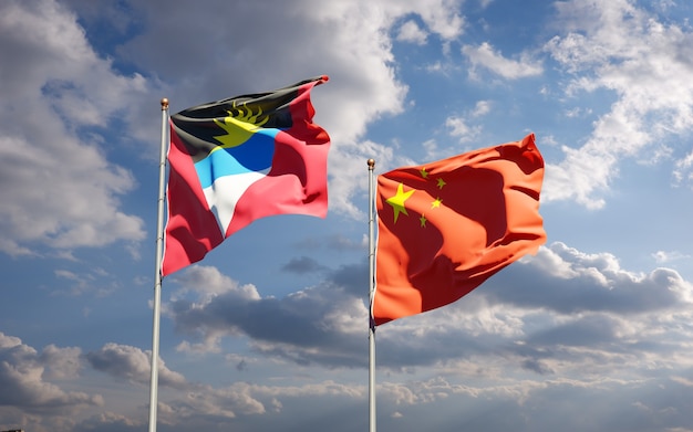 Belas bandeiras estaduais da China, Antígua e Barbuda juntas no céu
