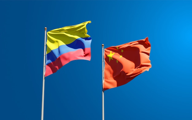 Belas bandeiras estaduais da China e da Colômbia juntas no céu