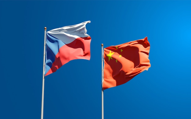 Belas bandeiras estaduais da China e da República Tcheca juntas no céu