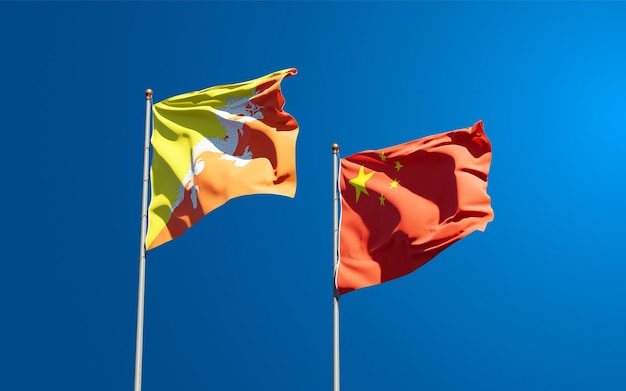 Belas bandeiras estaduais da China e do Butão juntas no céu