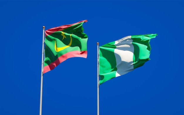 Belas bandeiras estaduais da Mauritânia e da Nigéria juntas no céu azul