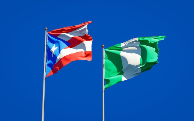Belas bandeiras estaduais de Porto Rico e Nigéria juntas no céu azul
