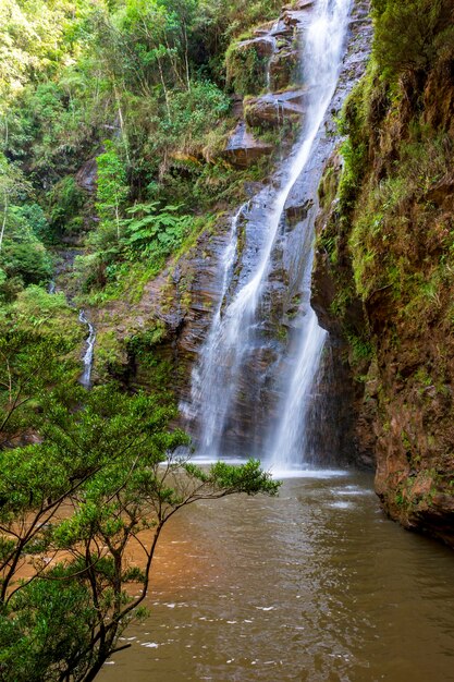 Belas cachoeiras entre a vegetação de chuvas e rochas no estado de Minas Gerais, Brasil