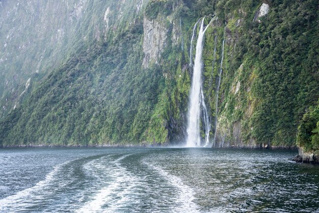 Belas cachoeiras majestosas em fiordos caindo no mar em Fiordland tirado do barco Nova Zelândia