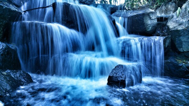 Foto belas cachoeiras na floresta