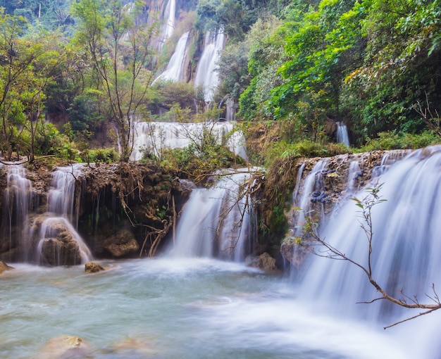 Belas cachoeiras o &#39;Tee lor su&#39; na Tailândia