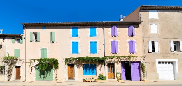 Belas casas de rua de cidades antigas com persianas coloridas na Provença, na França