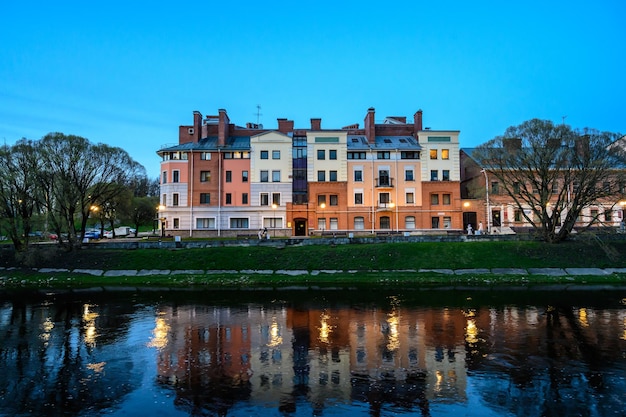 Belas casas em estilo antigo clássico Bela luz da noite Pskov Sovetskaya naberezhnaya