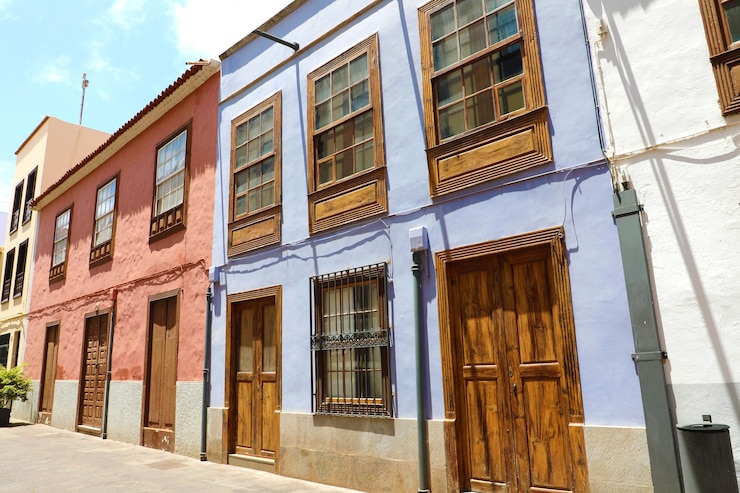 Foto belas casas na rua de san cristobal de la laguna, tenerife, espanha.
