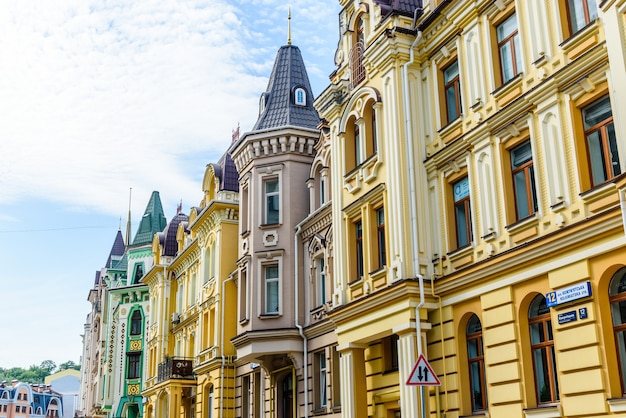Belas casas no distrito de elite da cidade Vozdvizhenka. Kiev, Ucrânia