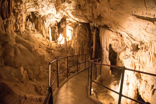 Belas cavernas incríveis na Eslovênia. Melhor para visita. Lugares famosos na Eslovénia.