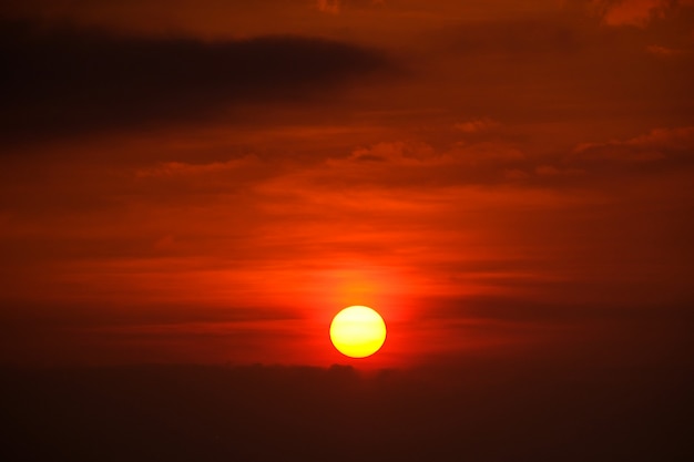 Belas cenas com o nascer do sol da manhã.